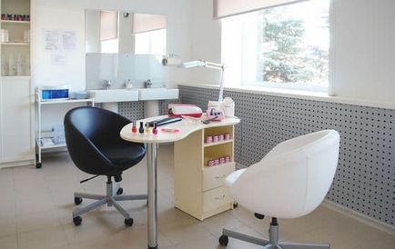 Як обладнати манікюрний кабінет стіл, стілець для майстра і інше оснащення