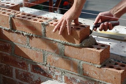 Cum se construiește un gard de cărămidă cu mâinile tale, regulile pentru turnarea fundației, caracteristicile unei cărămizi