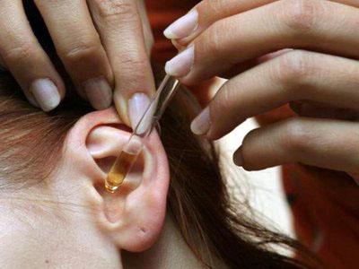 Как правилно да се почисти ушите на здравето група на жените