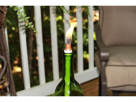Як зробити факел з виною пляшки, гніт до нього і змінити колір вогню