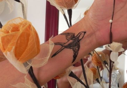 Hogyan készítsünk egy ideiglenes tetoválás nélkül henna otthon saját kezűleg (csinálni) Hogyan készítsünk egy ideiglenes tetoválás nélkül henna otthon saját kezűleg