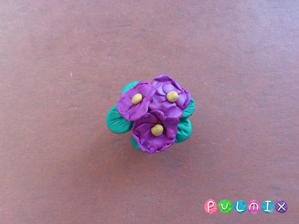 Cum se modelează violetele din plasticină în etape