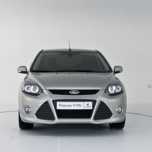 Cum să scoateți spatele și bara de protecție față pentru Ford Focus 2