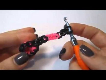Як сплести з гумок навушники для ляльок на рогатці з відео