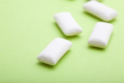 Modul de eliminare a gumei de mestecat de pe diverse suprafețe se îndreaptă spre sănătate