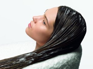 Hogyan lehet visszaállítani a száraz haj