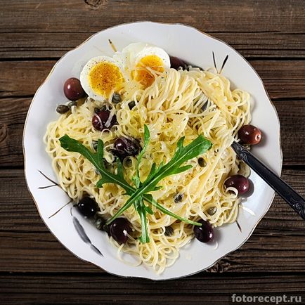 Capellini tojást, olajbogyót, rukkolával és parmezánnal, egyszerű receptek