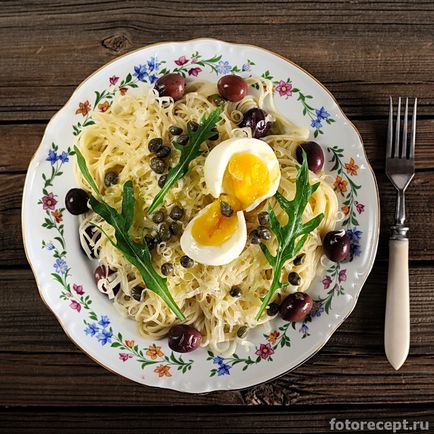 Капелліні з яйцями, оливками, руколою і пармезаном, прості рецепти