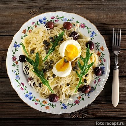 Capellini tojást, olajbogyót, rukkolával és parmezánnal, egyszerű receptek