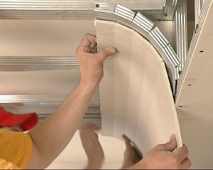Fixarea plăcilor de ipsos pe un tavan din lemn, fotografie, instrucțiuni video la instalarea propriilor mâini