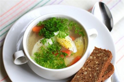 Курячий суп з яйцями і зеленню по-домашньому