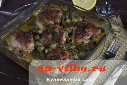 Курка з оливками і корнішонами в духовці