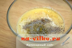 Курка з оливками і корнішонами в духовці