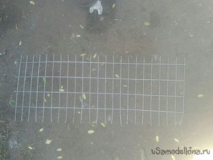 Dispozitiv de alimentare cu alveole pentru pui 1 (pui) Dispozitiv de alimentare pentru găini 1