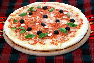 Marinara - pizza paradicsomszósszal és olajbogyó (közelebb a széle a tetején) Marinara - pizza paradicsomszósszal és olajbogyó