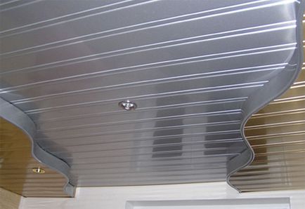 Tavan metalic pentru acoperiș - caracteristici ale dispozitivului pentru stradă, pe balcon, modul de alegere a panourilor,