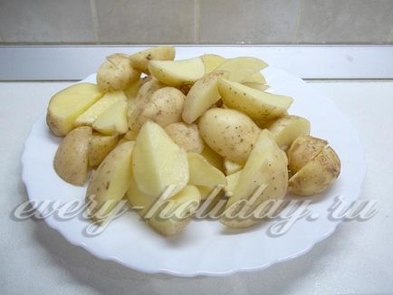 Cartofi prăjiți tineri cu usturoi