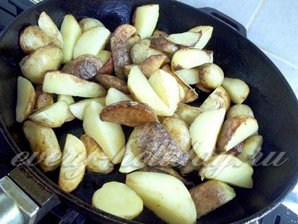 Cartofi prăjiți tineri cu usturoi