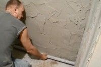 Наскільки необхідно штукатурити стіни перед тим, як класти плитку