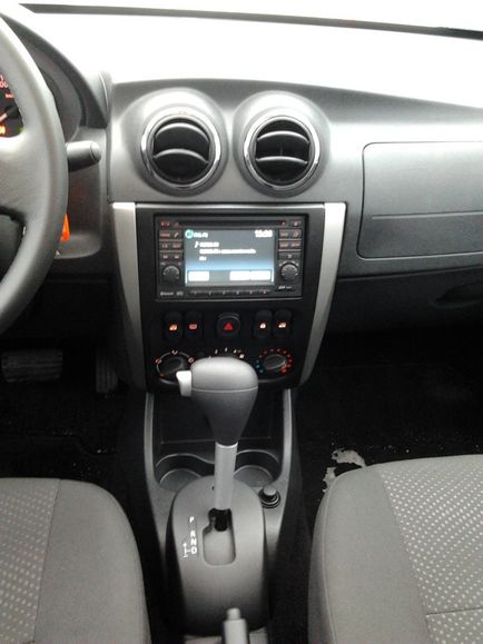 Nissan Almera 2013 și un test drive, totul despre mașina Nissan Almera