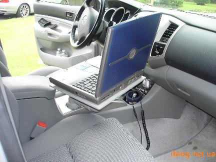 Laptop în mașină - un stand de laptop improvizat în mașină, lucruri la îndemână