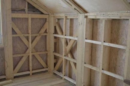 Zidul care acoperă casa din lemn cu plăci de ghips se pregătește pentru iarnă