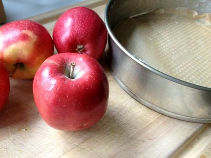 Дуже смачна шарлотка з яблуками в домашніх умовах