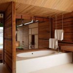 Decorare de baie cu selecție de material lemnos, procesare suplimentară și proces de instalare