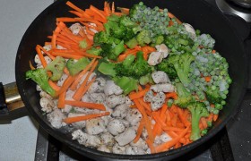 Tészta csirkével és zöldségekkel, tejszínes mártásban - lépésről lépésre fotoretsept