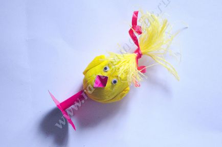 Húsvéti csirke krepp papír egy meglepetés