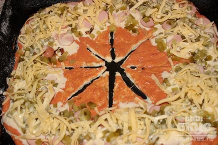 Піца з сосисками і солоними огірками - зірка - (покроковий фото рецепт)