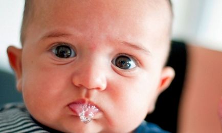 Чому течуть слюні у дитини в 2, 3 місяці і пізніше