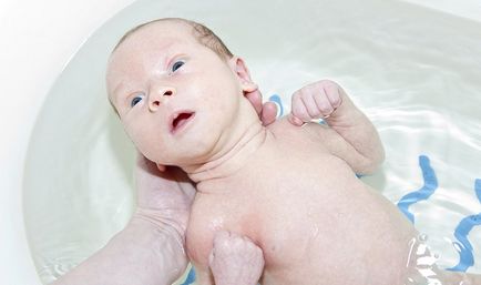 Hasznos tippek, hogy a szülők a baba fürdő