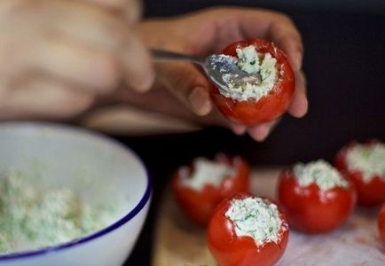 Tomate umplute cu brânză delicioasă