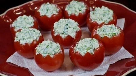 Tomate umplute cu brânză delicioasă