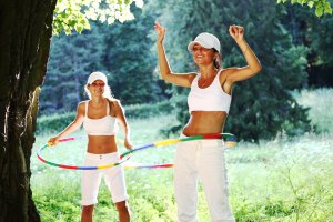 Indiferent dacă buza ajuta la scăderea în greutate, avantajele și dezavantajele pierderii de greutate cu hula hoop