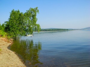 În Siberia - un lac mare, districtul Sharypovo