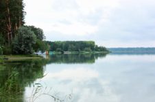 În Siberia - un lac mare, districtul Sharypovo