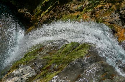 Trekking de-a lungul cascadei celui de-al doilea influx de kutarka