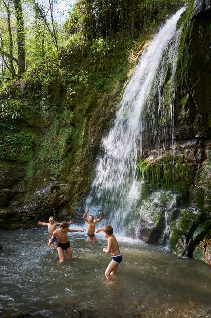 Trekking de-a lungul cascadei celui de-al doilea influx de kutarka