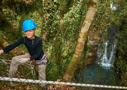 Trekking de-a lungul cascadei celui de-al doilea influx de kutarka