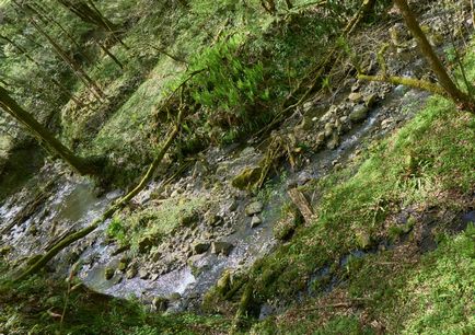 Trekking de-a lungul cascadei celui de-al doilea influx de kutarka