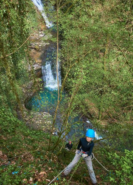 Trekking de-a lungul cascadei celui de-al doilea influx de kutarka