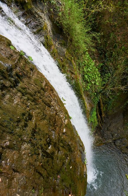 Trekking de-a lungul cascadei celui de-al doilea influx de kutarka