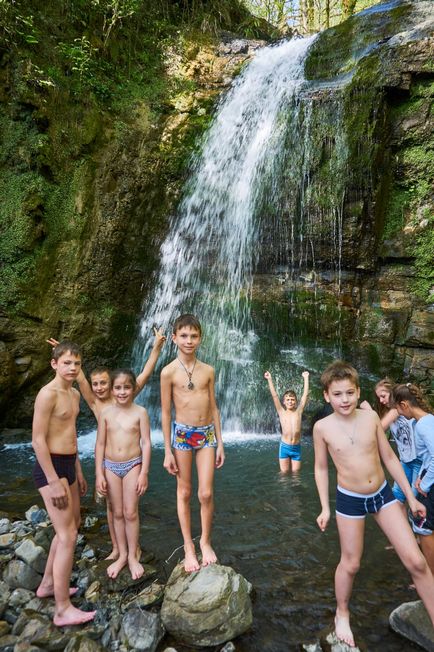 Trekking de-a lungul cascadei celui de-al doilea influx de kutarka