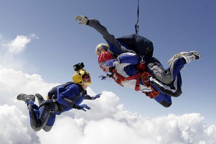 Jumping cu un parașut în tandem împreună nu este deloc înfricoșător!
