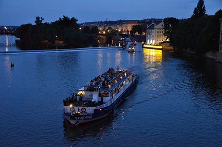 O plimbare de-a lungul fluviului din Praga