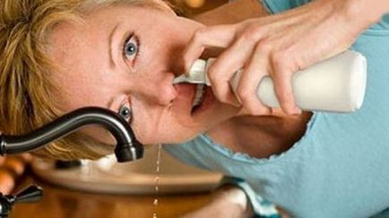 Öblítő az orr alatt sinus (főtt meleg víz) Öblítés az orr, a sinus
