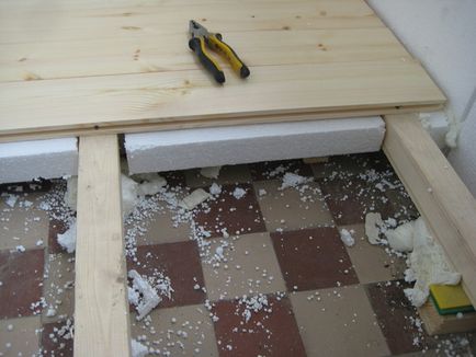 Процедура покриття підлоги на балконі дерев'яним брусом