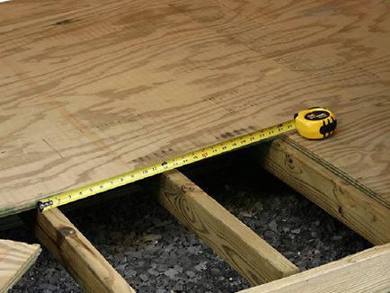 Процедура покриття підлоги на балконі дерев'яним брусом